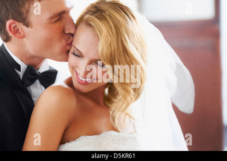 Bräutigam küssen Brücke Stockfoto