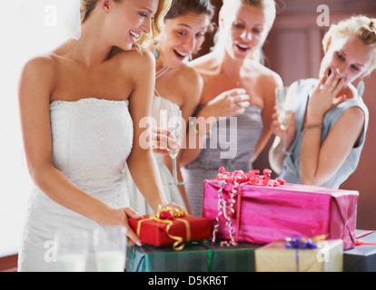 Braut und Brautjungfern Geschenke auspacken Stockfoto