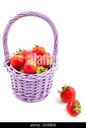 Lila aus Holz Korb gefüllt mit frischen Erdbeeren, die isoliert auf weiß Stockfoto