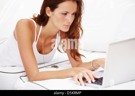 Studioaufnahme von Frau mit laptop Stockfoto