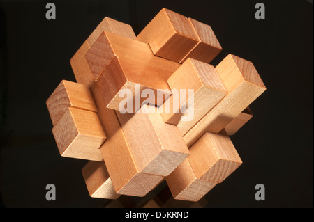 Bausteine bilden eine herausfordernde Puzzle auf schwarzem Hintergrund isoliert Stockfoto