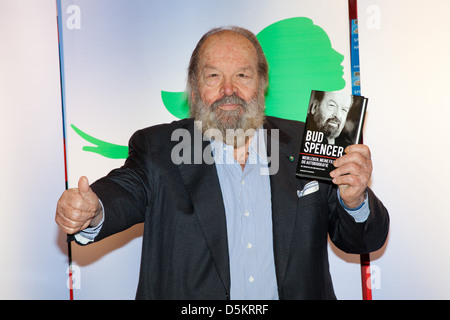 Legendäre Schauspieler Bud Spencer Förderung seiner Biographie bei Thalia Buchhandlung. Hamburg, Deutschland - 14.04.2011 Stockfoto