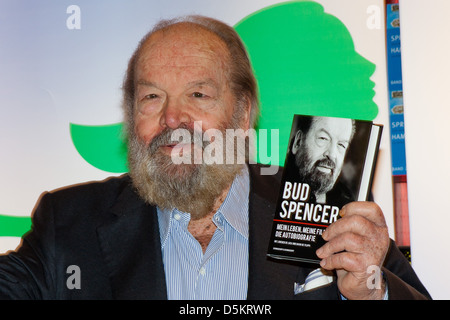 Legendäre Schauspieler Bud Spencer Förderung seiner Biographie bei Thalia Buchhandlung. Hamburg, Deutschland - 14.04.2011 Stockfoto