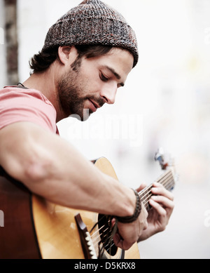 Porträt des Musikers Gitarre im freien Stockfoto