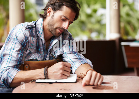 Mann tut Notizen Stockfoto