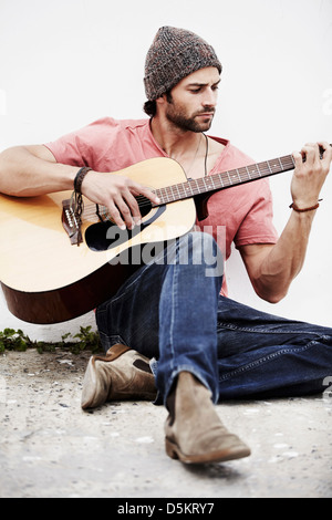 Musiker spielen Gitarre im freien Stockfoto