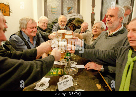 Prag - Freunde in einem traditionellen tschechischen Kneipe Toasten mit Bier. Stockfoto