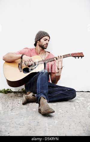 Musiker spielen Gitarre im freien Stockfoto