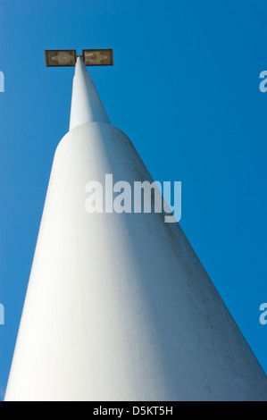 Laterne auf dem Parkplatz der Tankstelle auf der Autobahn A73 in der Nähe von Oirlo (Niederlande) nach oben entnommen Nahbereich Stockfoto