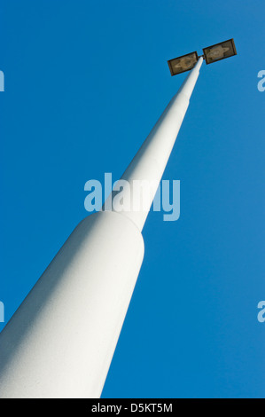 Laterne auf dem Parkplatz der Tankstelle auf der Autobahn A73 in der Nähe von Oirlo (Niederlande) nach oben entnommen Nahbereich Stockfoto