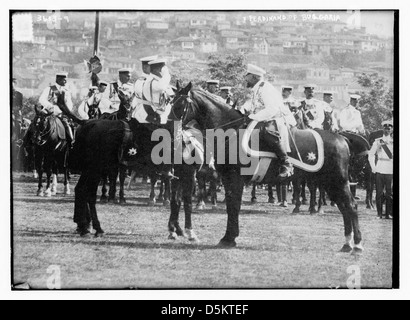 Ein Foto von Ferdinand von Bulgarien in Militäruniform, wahrscheinlich während seiner Regierungszeit. Das Bild zeigt ihn in voller militärischer Kleidung, möglicherweise grüßt er oder inspiziert Truppen. Stockfoto