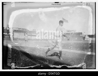 Grover Cleveland Alexander, ein bekannter Baseballspieler, ist auf diesem Bild dargestellt, während er für die Philadelphia National League spielte. Bekannt für seine Pitching-Fähigkeiten war Alexander einer der dominantesten Pitcher seiner Zeit. Stockfoto