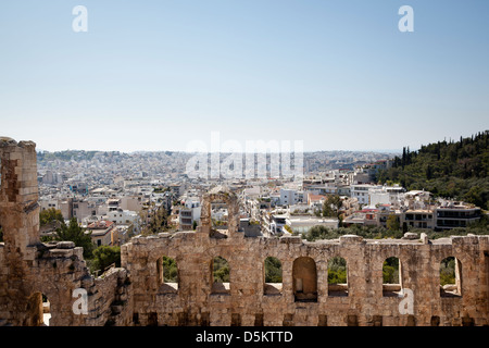 Blick über Athen von der Akropolis. Die Wände des Odeion von Herodes Atticus stehen im Vordergrund. Stockfoto