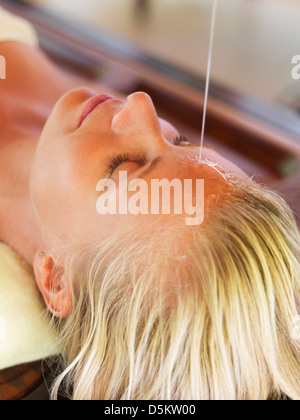 Frau bekommen Aromatherapie im spa Stockfoto