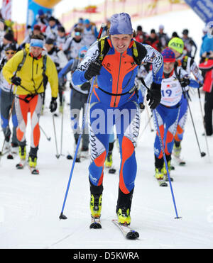 Spindleruv Mlyn, Tschechische Republik. 4. April 2013.  Teilnehmer aus Tschechien, Slowakei und Polen werden während des internationalen Wettbewerbs des Bergrettungsdienstes im Riesengebirge in Spindleruv Mlyn, Tschechische Republik, 4. April 2013 gesehen. Bildnachweis: CTK Foto/David Tanecek/Alamy Live News Stockfoto