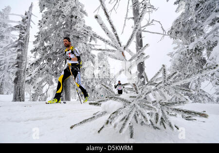 Spindleruv Mlyn, Tschechische Republik. 4. April 2013.  Teilnehmer aus Tschechien, Slowakei und Polen werden während des internationalen Wettbewerbs des Bergrettungsdienstes im Riesengebirge in Spindleruv Mlyn, Tschechische Republik, 4. April 2013 gesehen. Bildnachweis: CTK Foto/David Tanecek/Alamy Live News Stockfoto