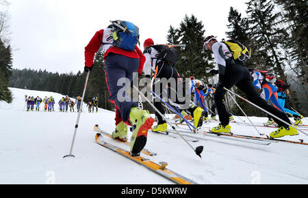 Spindleruv Mlyn, Tschechische Republik. 4. April 2013.  Teilnehmer aus Tschechien, Slowakei und Polen werden während des internationalen Wettbewerbs des Bergrettungsdienstes im Riesengebirge in Spindleruv Mlyn, Tschechische Republik, 4. April 2013 gesehen. Bildnachweis: CTK Foto/David Tanecek/Alamy Live News Stockfoto