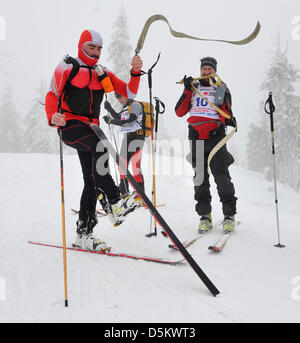 Spindleruv Mlyn, Tschechische Republik. 4. April 2013.  Teilnehmer aus Tschechien, Slowakei und Polen werden während des internationalen Wettbewerbs des Bergrettungsdienstes im Riesengebirge in Spindleruv Mlyn, Tschechische Republik, 4. April 2013 gesehen. Bildnachweis: CTK Foto/David Tanecek/Alamy Live News Stockfoto