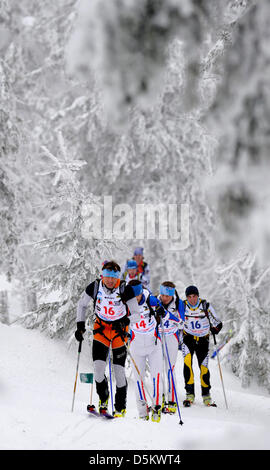 Spindleruv Mlyn, Tschechische Republik. 4. April 2013.  Teilnehmer aus Tschechien, Slowakei und Polen werden während des internationalen Wettbewerbs des Bergrettungsdienstes im Riesengebirge in Spindleruv Mlyn, Tschechische Republik, 4. April 2013 gesehen. Bildnachweis: CTK Foto/David Tanecek/Alamy Live News Stockfoto