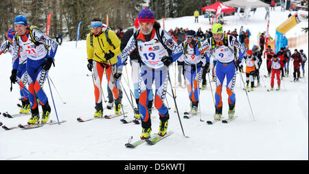 Spindleruv Mlyn, Tschechische Republik. 4. April 2013.  Teilnehmer aus Tschechien, Slowakei und Polen werden während des internationalen Wettbewerbs des Bergrettungsdienstes im Riesengebirge in Spindleruv Mlyn, Tschechische Republik, 4. April 2013 gesehen. Bildnachweis: CTK Foto/David Tanecek/Alamy Live News Stockfoto