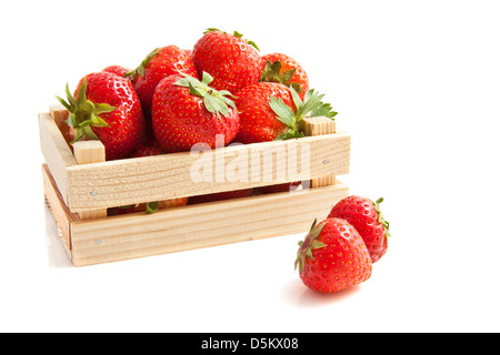 Frische Erdbeeren in einem hölzernen Kasten isoliert auf weiß Stockfoto
