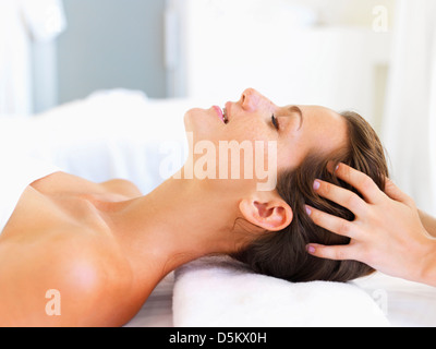 Frau Entspannung im spa Stockfoto