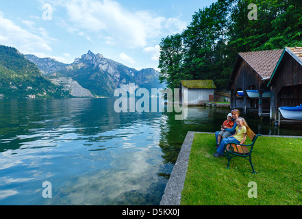 Sommer Traunsees und Familie auf Bank (Traunkirchen, Österreich). Stockfoto