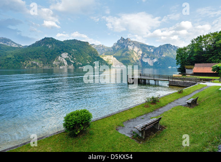 Holzbank in der Nähe von Traunsee Sommer See (Traunkirchen, Österreich). Stockfoto