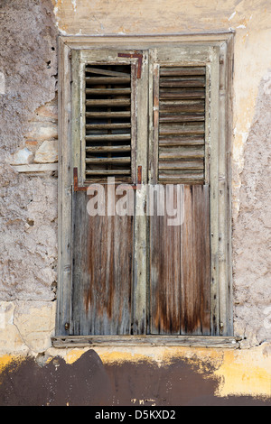 Fensterläden und Wand bröckelt. Dieses verlassene Fenster ist nur einen Steinwurf entfernt von der touristischen Stadtteil Plaka. Stockfoto