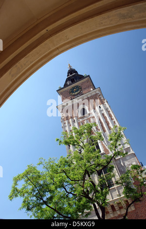 Historischen mittelalterlichen Rathausturm in Krakau, Polen Stockfoto