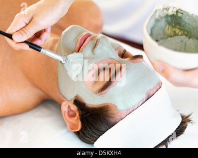 Mann empfangenden Gesicht-Spa-Therapie Stockfoto