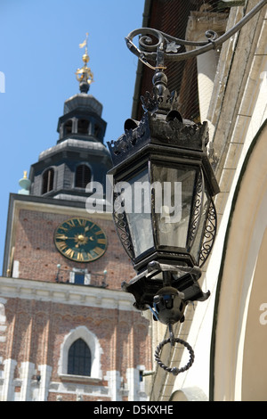 Nahaufnahme der ornamentalen Straße Laterne mit historischen mittelalterlichen Rathaus Turm im Hintergrund - Krakow, Polen Stockfoto