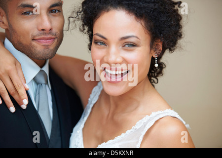 Braut und Bräutigam umarmen Stockfoto