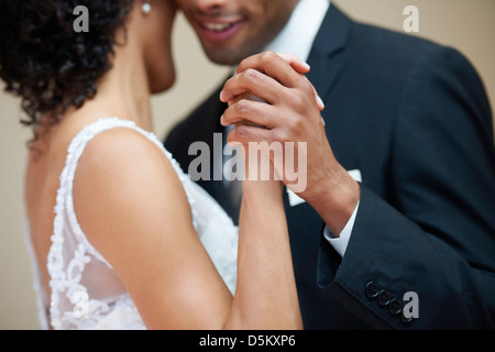 Braut und Bräutigam tanzen Stockfoto