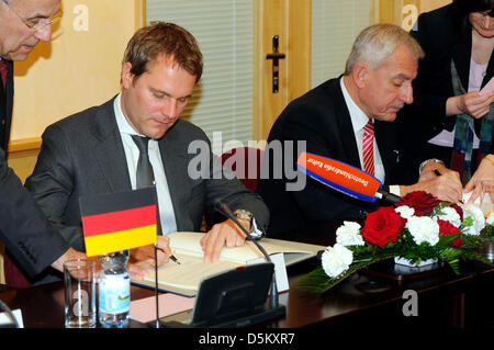 Plzen, Tschechische Republik. 4. April 2013. Gesundheit minister Leos Heger (rechts) und deutscher Politiker Daniel Bahr bei der Unterzeichnung der Rahmenvereinbarung über die Zusammenarbeit der Retter auf beiden Seiten der Grenze gesehen werden. Leos Heger und Daniel Bahr gelten in Pilsen. Bildnachweis: CTK Foto/Petr Eret/Alamy Live News Stockfoto