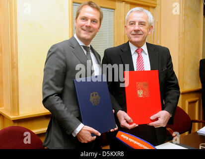 Plzen, Tschechische Republik. 4. April 2013. Gesundheit minister Leos Heger (rechts) und deutscher Politiker Daniel Bahr nach der Unterzeichnung der Rahmenvereinbarung über die Zusammenarbeit der Retter auf beiden Seiten der Grenze gesehen werden. Leos Heger und Daniel Bahr gelten in Pilsen. Bildnachweis: CTK Foto/Petr Eret/Alamy Live News Stockfoto