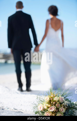 Brautpaar am Strand Stockfoto