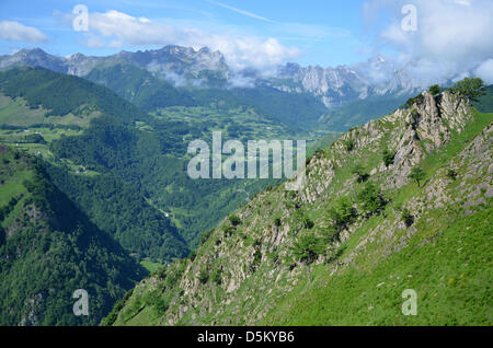 Blick auf die Bergkette "Cirque de Lescun" in den französischen Pyrenäen. Stockfoto