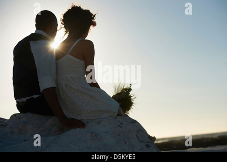 Brautpaar, Blick auf die untergehende Sonne Stockfoto