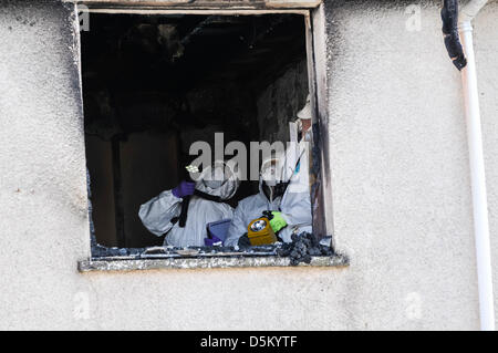 Untersuchung der Feuerwehrführungskräfte untersuchen die Szene einen tödlichen Hausbrand zu bestimmen, die Ursache des Vorfalls. Stockfoto