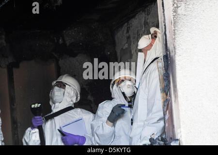 Untersuchung der Feuerwehrführungskräfte untersuchen die Szene einen tödlichen Hausbrand zu bestimmen, die Ursache des Vorfalls. Stockfoto