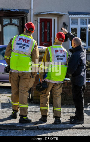 Ein Feuer-Untersuchung-Offizier beginnt die Untersuchung einen tödlichen Hausbrand. Stockfoto