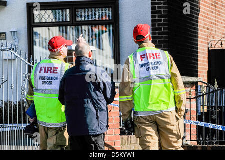 Ein Feuer-Untersuchung-Offizier beginnt die Untersuchung einen tödlichen Hausbrand. Stockfoto