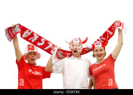 Drei junge polnische Fußballfans gekleidet in polnischen nationalen Farbe T-shirts, Caps und Schals anfeuern auf weißem Hintergrund Stockfoto