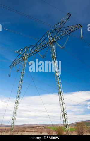 Stahlgitter Hochspannung Fernmeldeturm unter tiefblauem Himmel Stockfoto