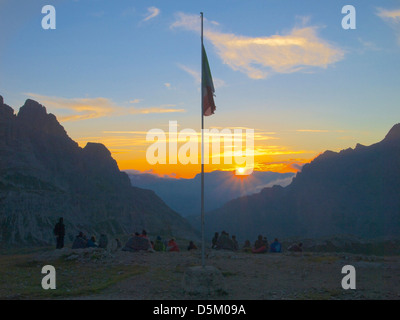 Sonnenaufgang vor dem Rifugio Antonio Locatelli S. Innerkofler, Tre Cime di Lavaredo, Dolomiten, Südtirol, Italien Stockfoto