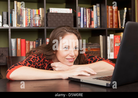 Lächelnde Frau mit laptop Stockfoto