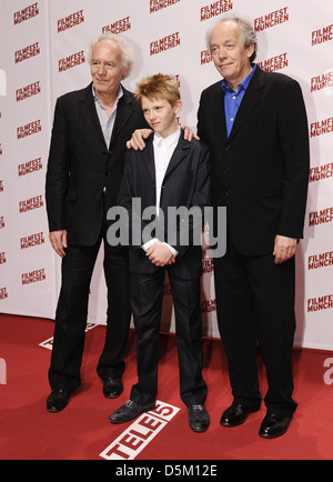 Jean-Pierre und Luc Dardenne Wirh Thomas Doret bei Eröffnungsgala des Filmfest München. München, Deutschland - 24.06.2011. Stockfoto