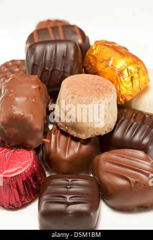 Nahaufnahme der Auswahl an Pralinen Schokolade Süßigkeiten Stockfoto