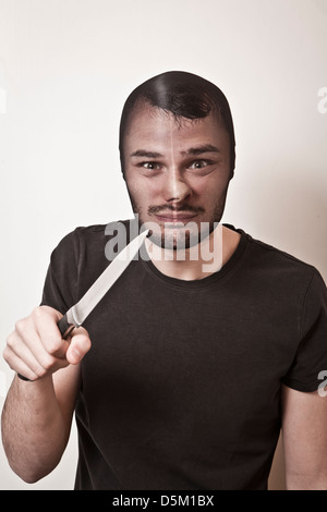 Verbrecher mit Messer tragen Strumpf über den Kopf Stockfoto